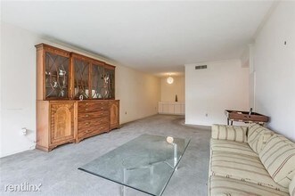 1750 St Charles Ave in New Orleans, LA - Building Photo - Building Photo