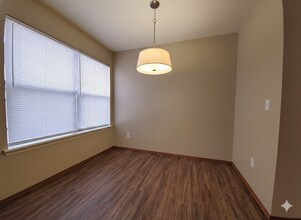 1646 N Dawn Dr in Fayetteville, AR - Foto de edificio - Building Photo