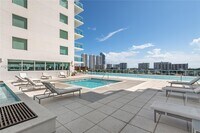 400 Sunny Isles Blvd, Unit 1805 in Sunny Isles Beach, FL - Foto de edificio - Building Photo