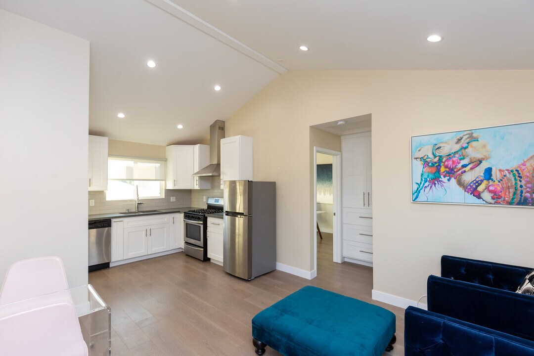2730 S Barrington Ave, Unit 2730 in Los Angeles, CA - Building Photo