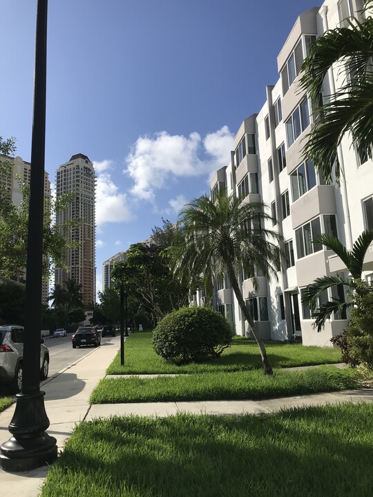 250-180 180th Dr in Sunny Isles Beach, FL - Foto de edificio