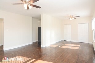 726 W Roscoe St, Unit M04B in Chicago, IL - Building Photo - Building Photo