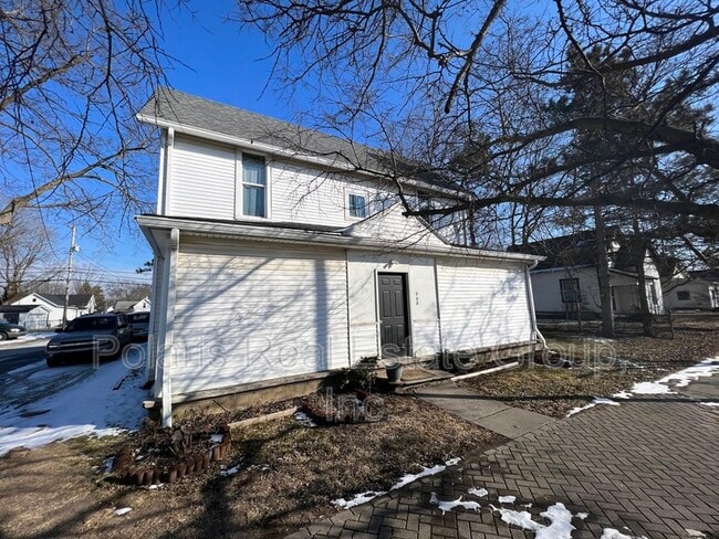 property at 908 S 8th St