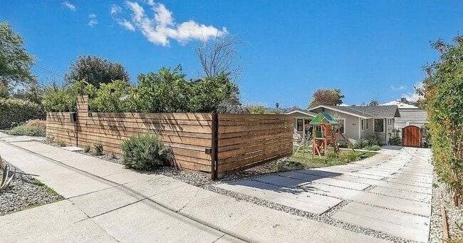 1611 N Avenue 56 in Los Angeles, CA - Foto de edificio - Building Photo