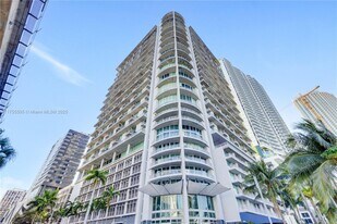 690 SW 1st Ct, Unit PHI17 in Miami, FL - Building Photo