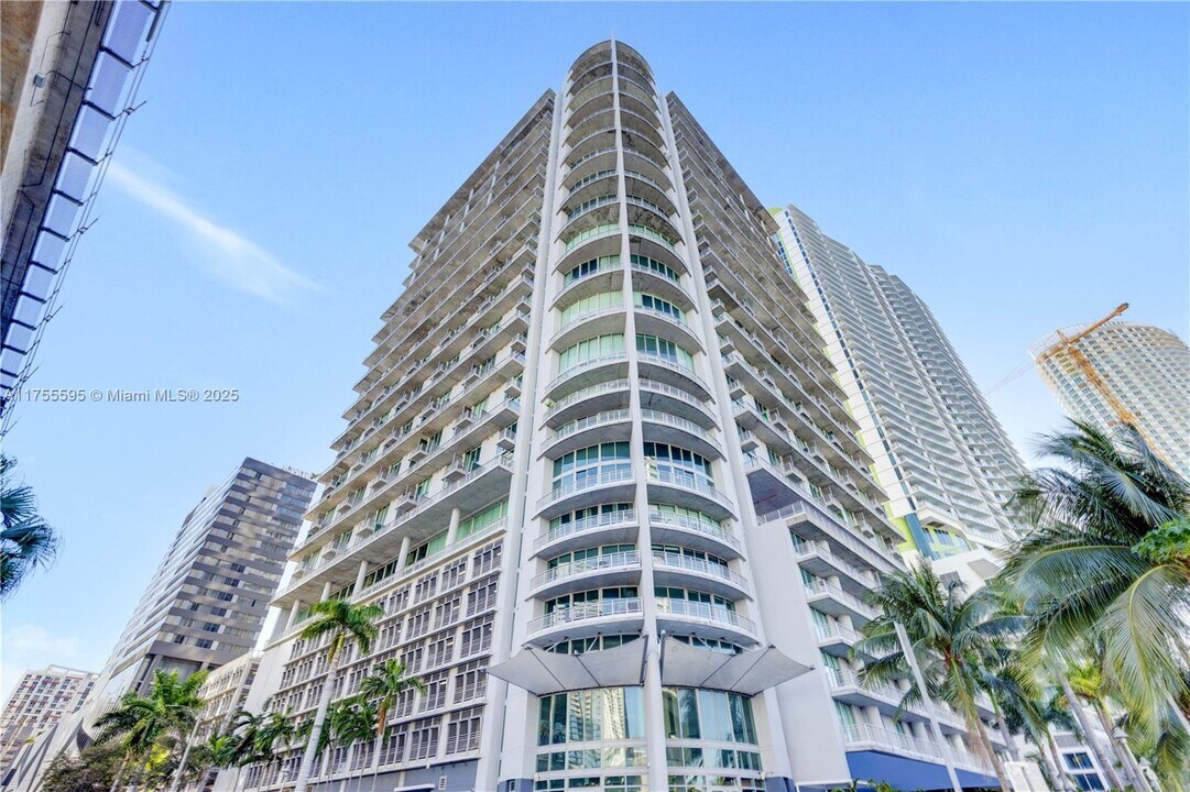 690 SW 1st Ct, Unit PHII04 in Miami, FL - Building Photo