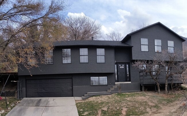 property at 8865 Everleigh Cir