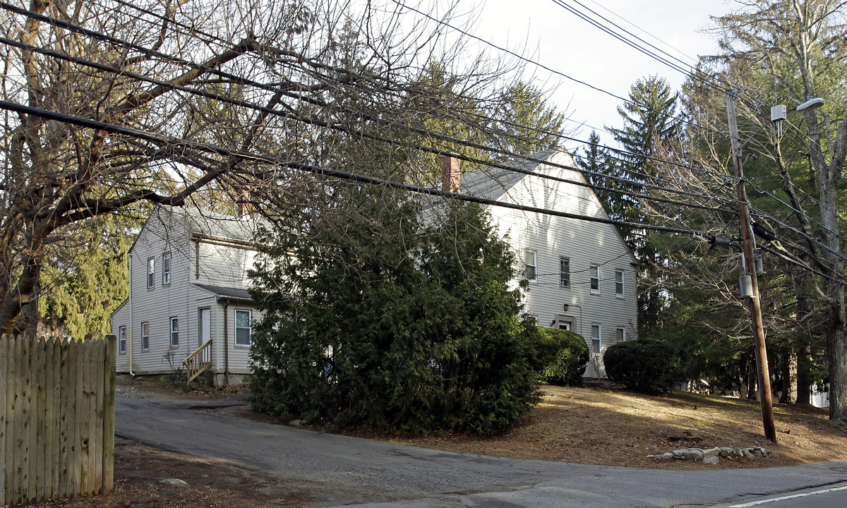 907 Pleasant St in Framingham, MA - Building Photo