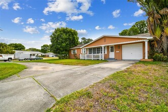 2331 64th St N in St. Petersburg, FL - Foto de edificio - Building Photo