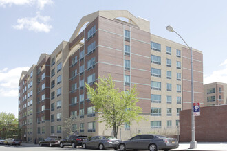 Atria 2000 in Fresh Meadows, NY - Foto de edificio - Building Photo