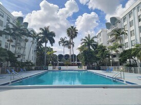 494 NW 165th St in Miami, FL - Building Photo