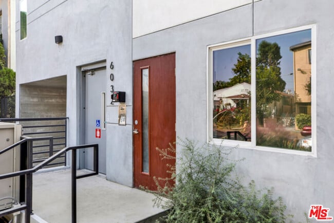 6032 Romaine St in Los Angeles, CA - Building Photo - Building Photo