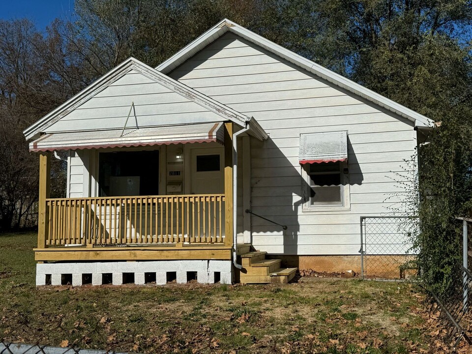 2811 W Olive St in Springfield, MO - Building Photo