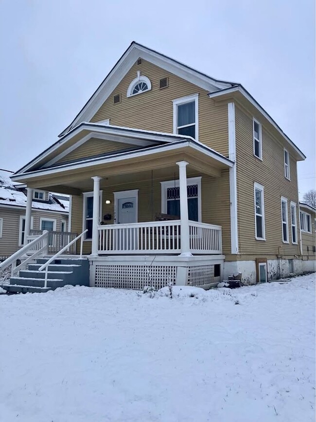 1107 E Augusta Ave in Spokane, WA - Foto de edificio - Building Photo