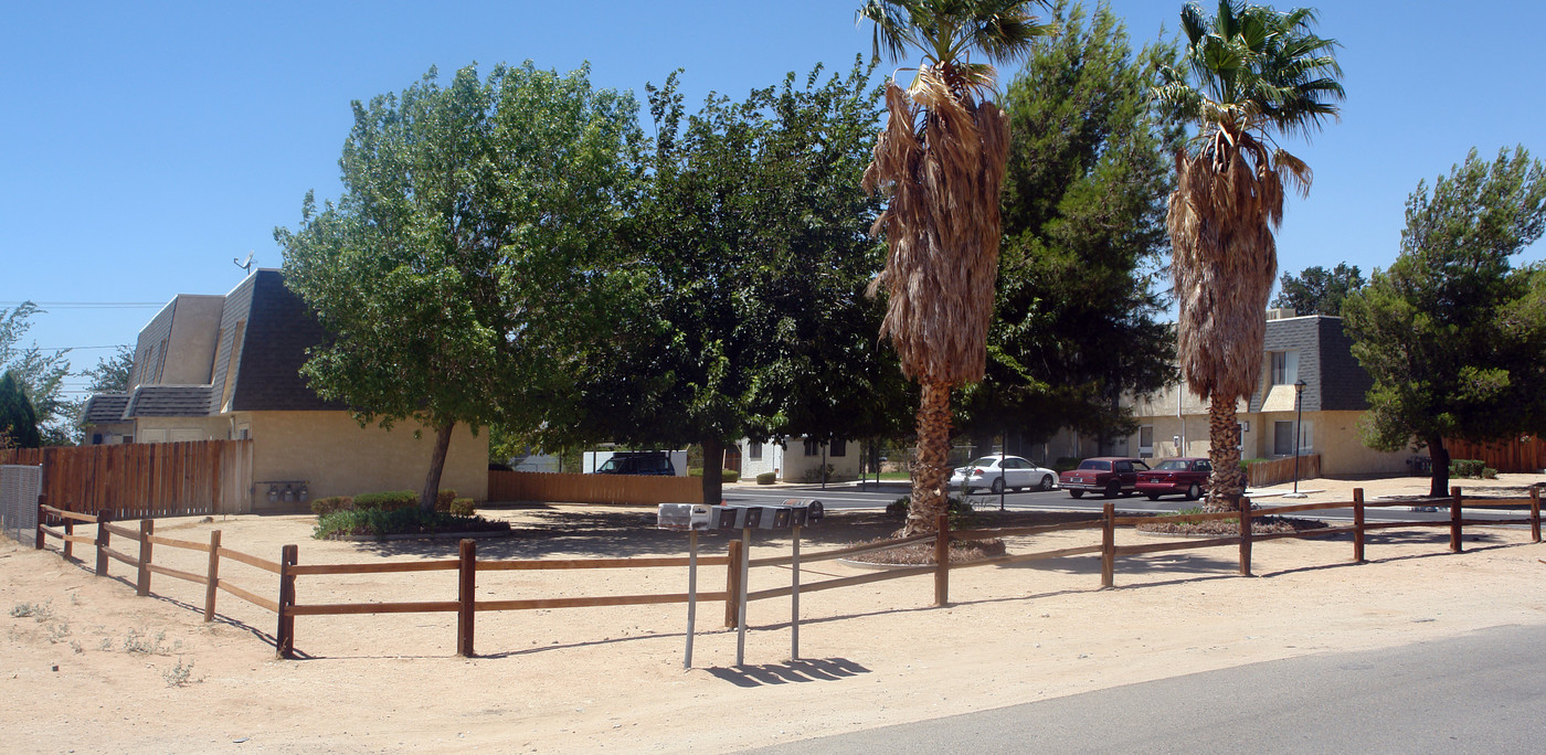 13652 Yakima Rd in Apple Valley, CA - Foto de edificio