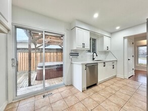 14 Harbour Heights Ln in St Catharines, ON - Building Photo - Building Photo