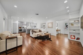 2223 Dryden Rd in Houston, TX - Foto de edificio - Building Photo