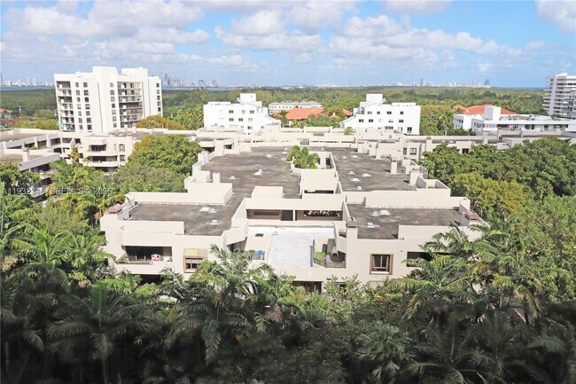 151 Crandon Blvd in Key Biscayne, FL - Foto de edificio - Building Photo