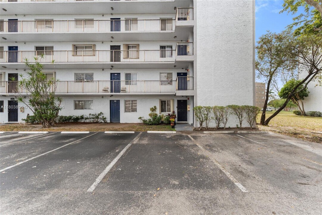 8550 N Sherman Cir in Miramar, FL - Building Photo