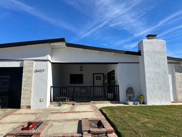 15422 Norwich Cir in Huntington Beach, CA - Foto de edificio