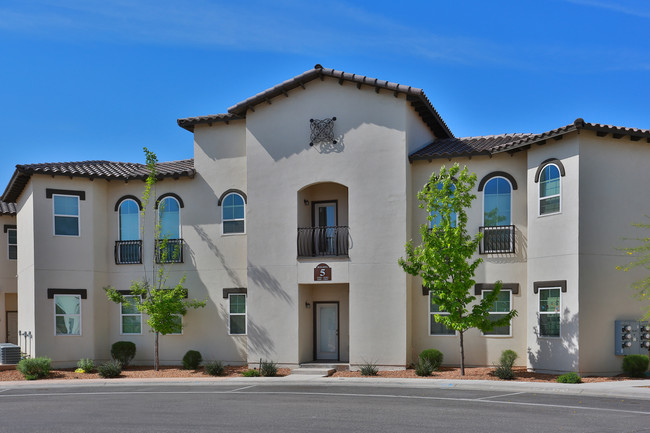 Bella Estancias in El Paso, TX - Foto de edificio - Building Photo
