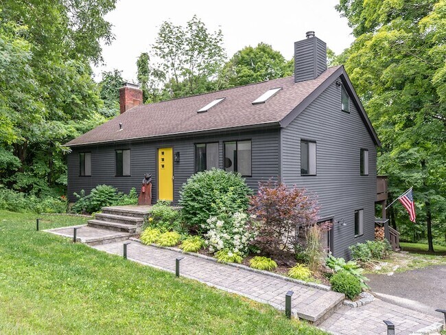 3 Burnett Rd in New Milford, CT - Building Photo - Building Photo