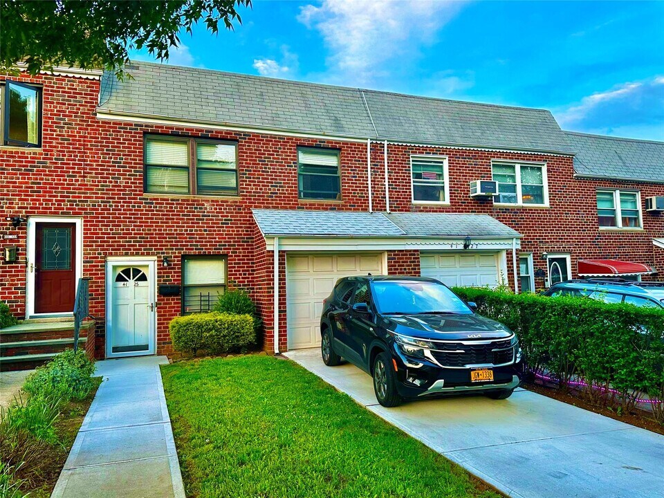 41-25 Corporal Kennedy St in Queens, NY - Foto de edificio