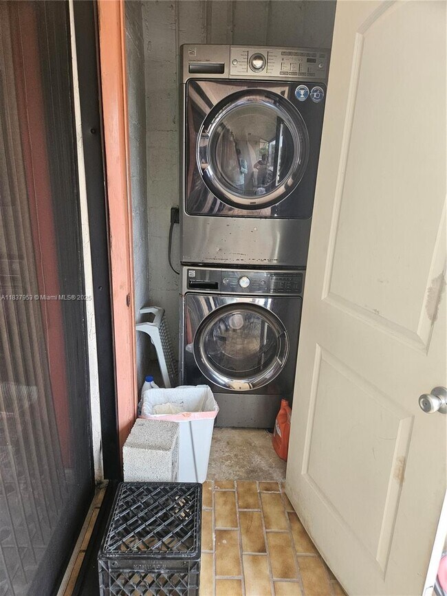 855 NE 209th St in Miami, FL - Building Photo - Building Photo
