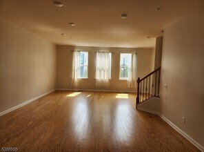 38 Bond St in North Brunswick, NJ - Building Photo - Building Photo