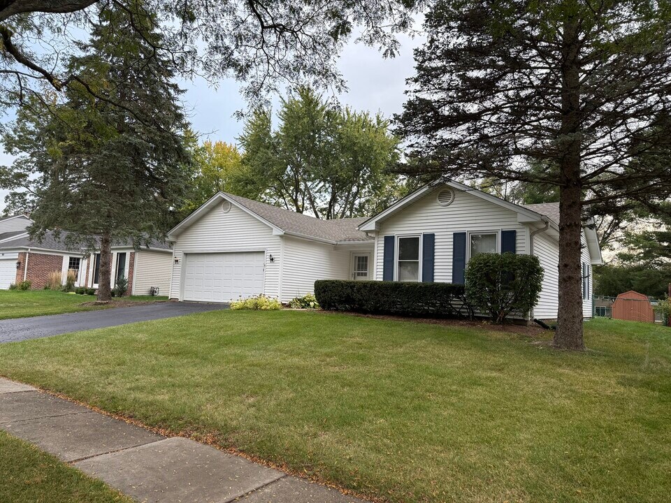 504 Old Hunt Rd in Fox River Grove, IL - Building Photo