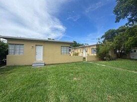1709 Moffett St, Unit B in Hollywood, FL - Building Photo