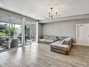 5609 Cove Cir in Naples, FL - Building Photo - Building Photo