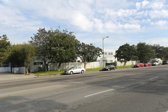 Queensland Manor South in Los Angeles, CA - Building Photo - Building Photo