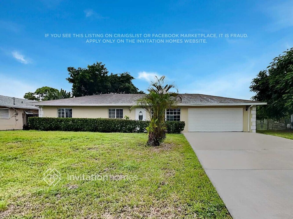 6713 Riparian Rd in Atlantis, FL - Building Photo