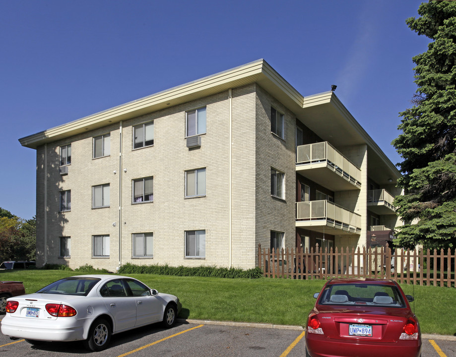 Imperial Heights Apartments in West St. Paul, MN - Building Photo