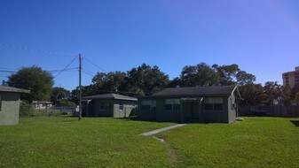 900-920 NW 96th St in Miami, FL - Building Photo