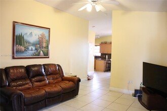 2605 W 71st Pl in Hialeah, FL - Building Photo - Building Photo