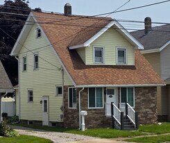 2123 Bird Dr in Erie, PA - Building Photo