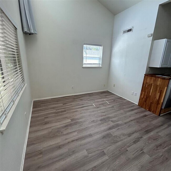 property at 1006 1/2 W 22nd St