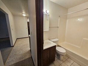 Green Apartments in Fargo, ND - Foto de edificio - Building Photo