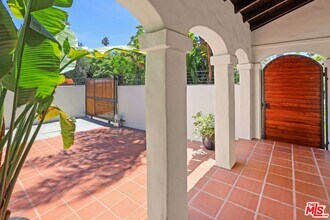 6527 W 5th St in Los Angeles, CA - Building Photo - Building Photo