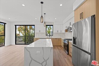 4825 Satsuma Ave in Los Angeles, CA - Building Photo - Building Photo