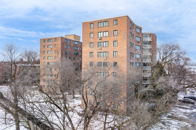 Lunt-Lake Apartments, West Tower in Chicago, IL - Building Photo - Primary Photo