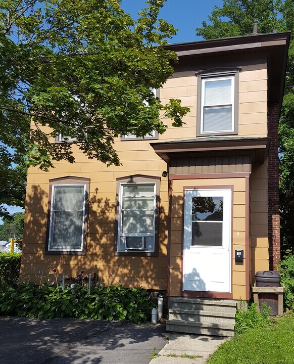 1 John St, Unit A in Oswego, NY - Foto de edificio