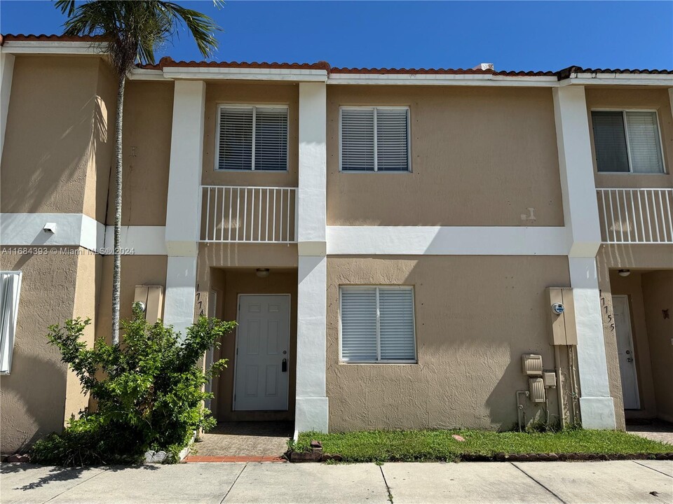 17749 SW 140th Ct in Miami, FL - Foto de edificio