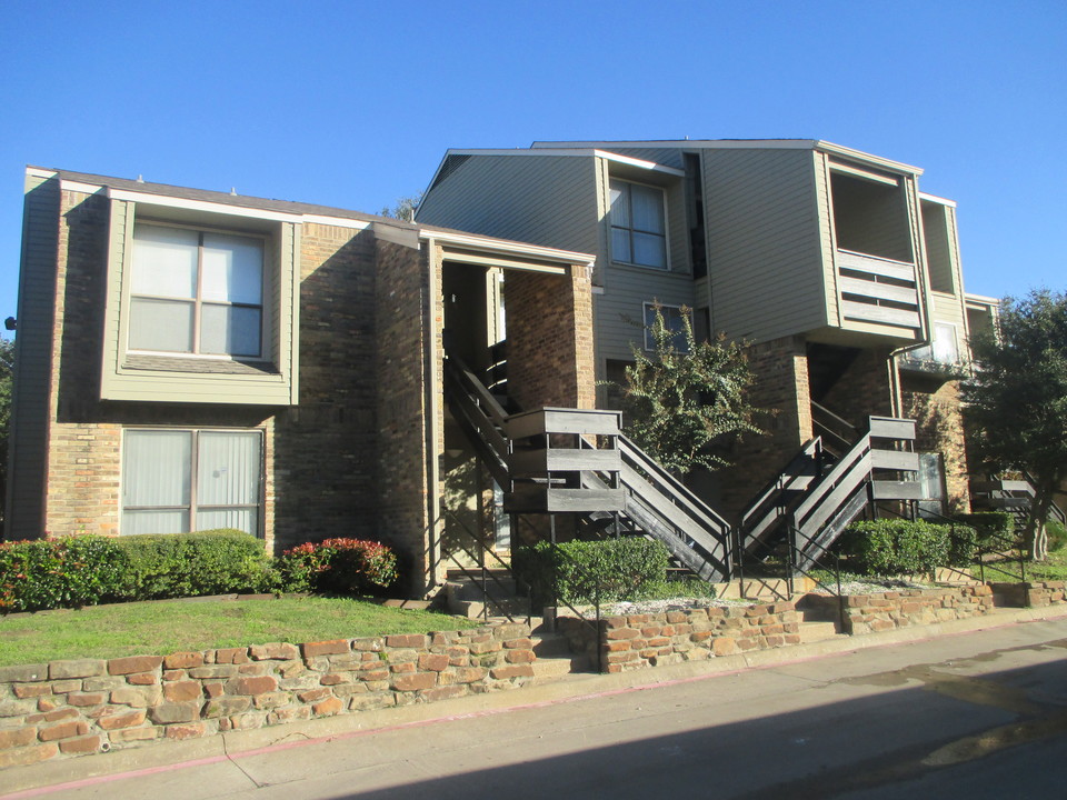 Preston Racquet Club Apartments in Dallas, TX - Building Photo