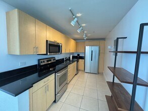 7501 E Treasure Dr, Unit 2L in North Bay Village, FL - Building Photo - Building Photo