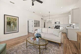 802 S Creek St in Fredericksburg, TX - Building Photo - Building Photo