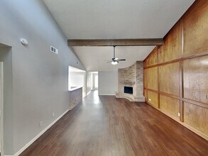 15727 Cascade Point Dr, Unit 11-302 in Houston, TX - Foto de edificio - Building Photo