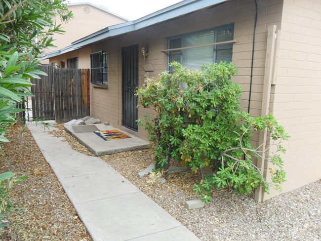 1420 E Adams St, Unit #1 - 4 bedroom in Tucson, AZ - Foto de edificio - Building Photo